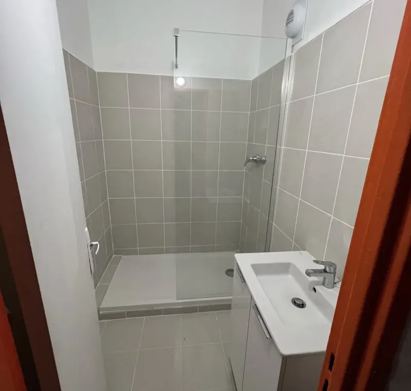 Salle d'eau neuve : receveur extra-plat, paroi vitrée, faïence et meuble vasque