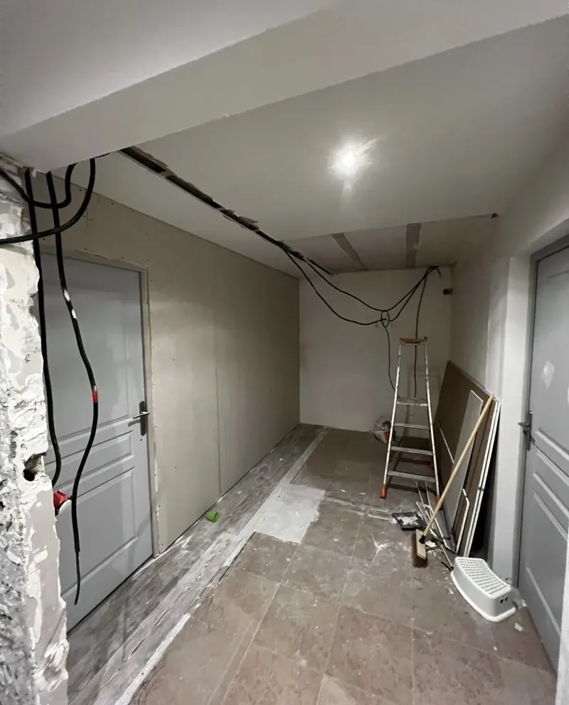 Cloison fermée et enduite, faux plafond terminé