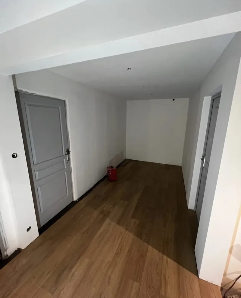 Peinture blanche finie et parquet stratifié posé