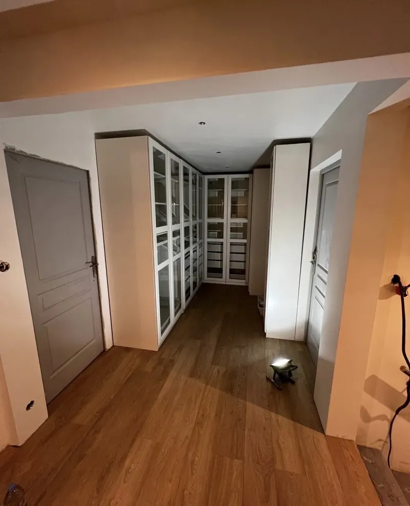 Dressing d'angle à portes vitrées installé