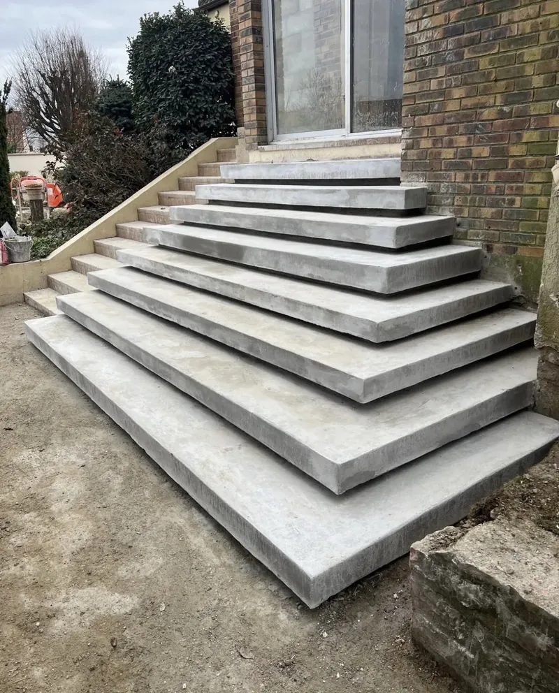 Le nouvel escalier béton : chaque marche est une dalle massive en porte-à-faux