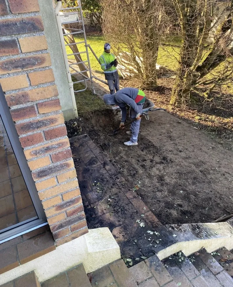 Terrassement au pied de la maison, l'ancien emmarchement en briques encore en place