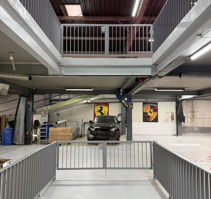 Garage professionnel de 1 000 m² rénové : dalle béton et résine époxy au sol