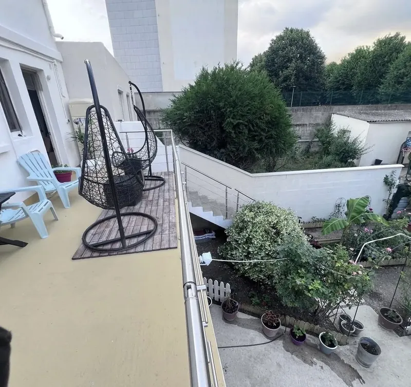 Escalier sur-mesure et garde-corps posés, troisième angle