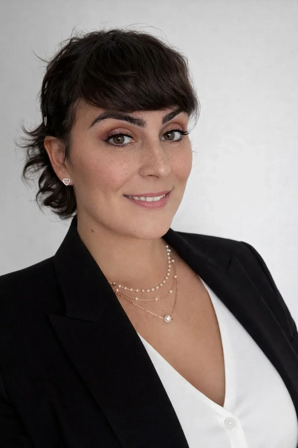 Portrait d'Amandine De Almeida, technico-commerciale d'ART BÂTIMENT